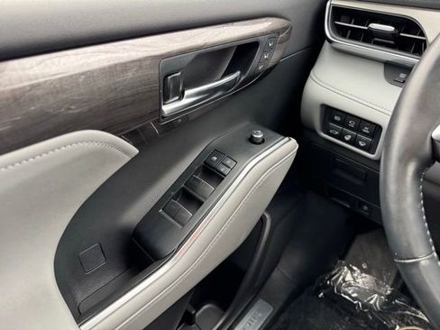 Used 2021 Toyota Highlander Limited image 35