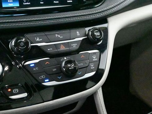 Used 2023 Chrysler Pacifica Limited FWD image 27