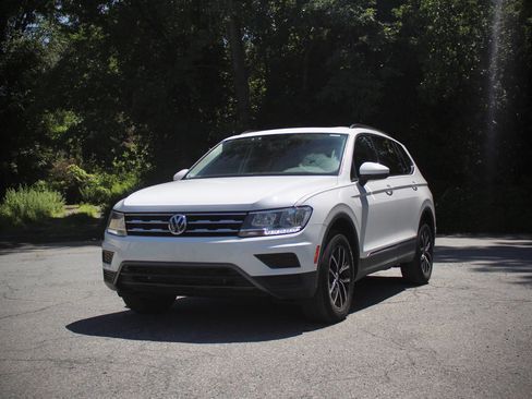 Used 2021 Volkswagen Tiguan SE w/ Panoramic Sunroof Package AWD/4WD image 2