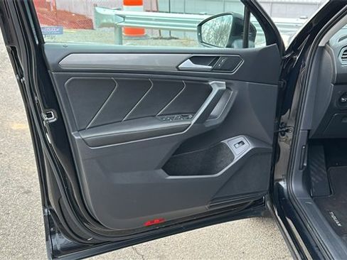 Used 2024 Volkswagen Tiguan SE image 8