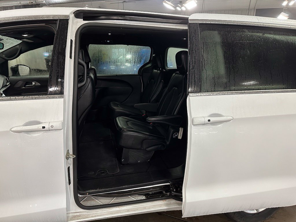 Used 2025 Chrysler Pacifica Select FWD image 20