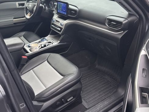 Used 2022 Ford Explorer XLT w/ Equipment Group 202A image 13