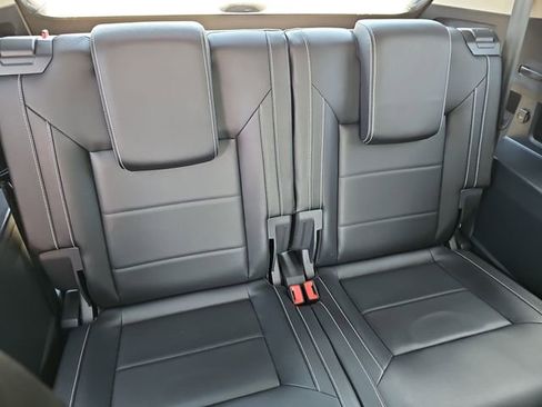 Used 2023 Volkswagen Atlas SE w/ Panoramic Sunroof Package FWD image 12