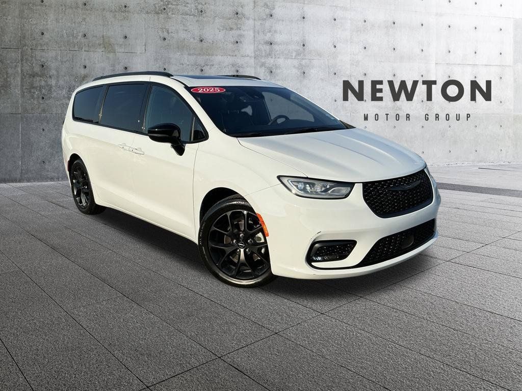 Used 2025 Chrysler Pacifica Limited FWD image 1