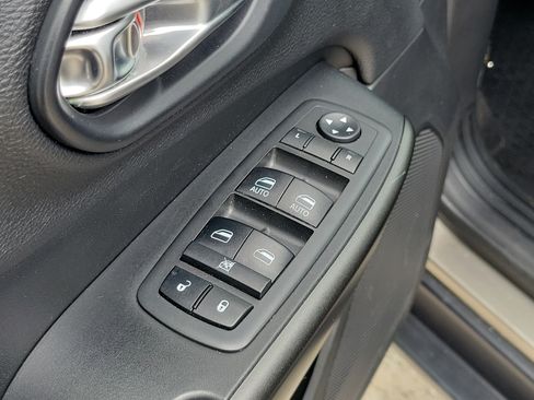 Used 2019 Jeep Cherokee Trailhawk w/ Trailer Tow Group AWD/4WD image 15