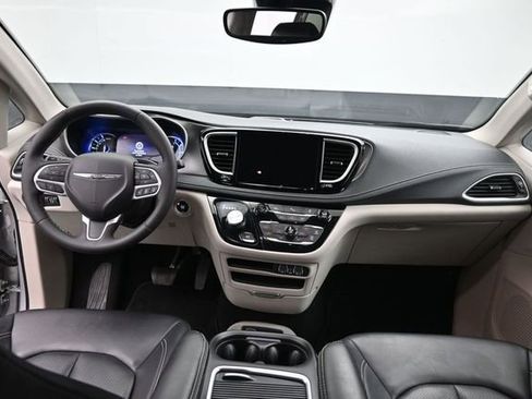 Used 2024 Chrysler Pacifica Limited FWD image 25