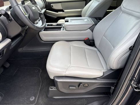 Used 2025 Ford Expedition Active AWD/4WD image 9