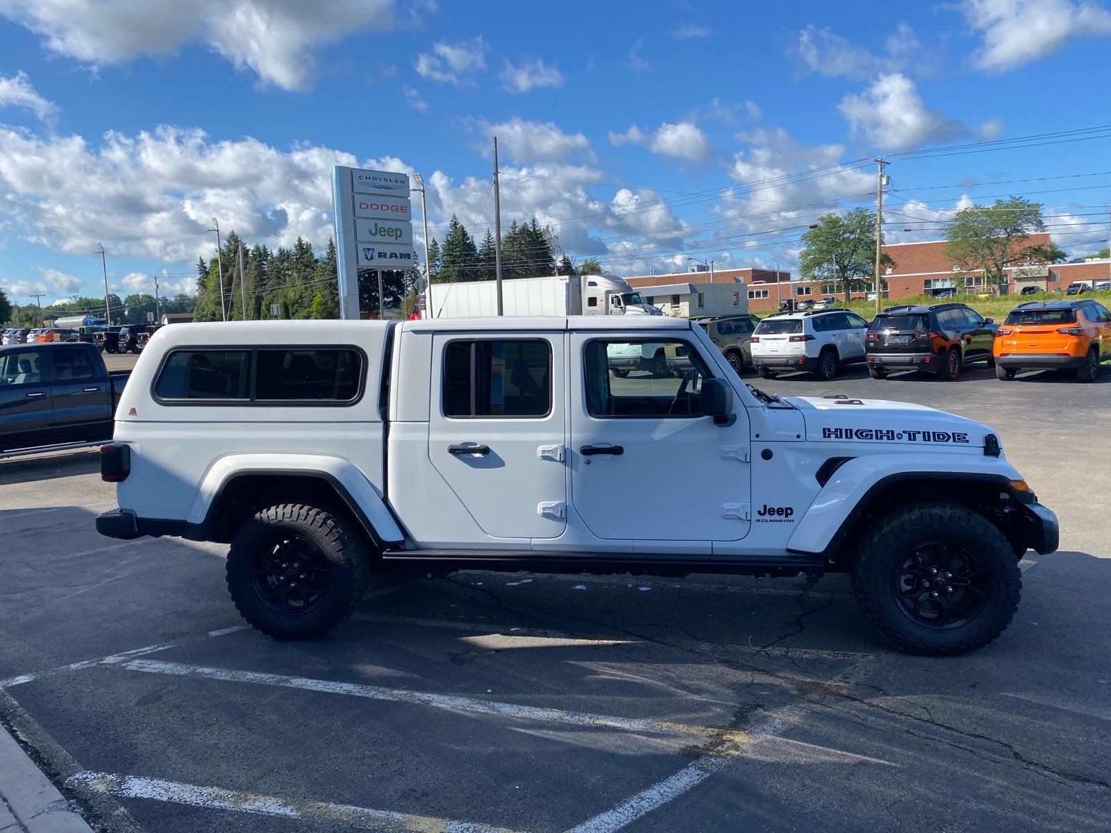 Used 2025 Jeep Gladiator Sport AWD/4WD image 6