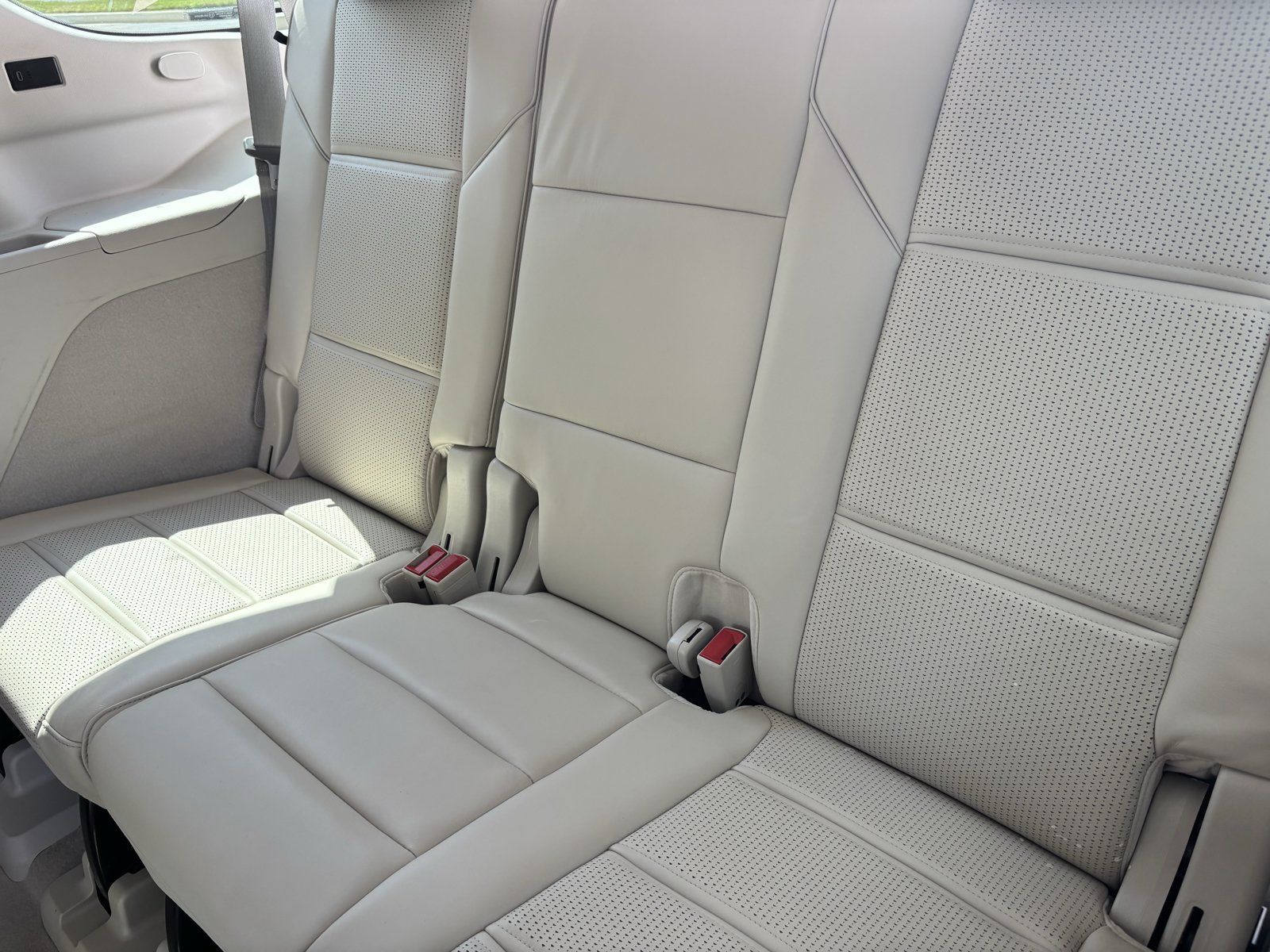 Used 2024 Cadillac Escalade Sport Platinum w/ LPO, ONYX Package AWD/4WD image 32