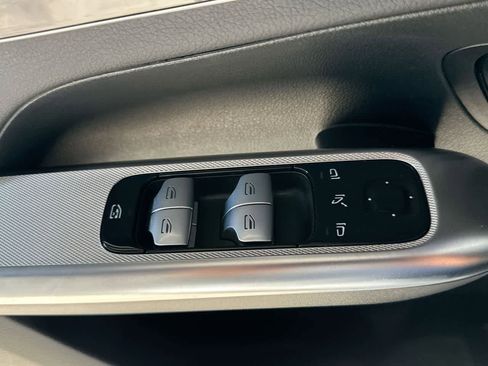 Used 2025 Mercedes-Benz GLC 300 4MATIC image 17