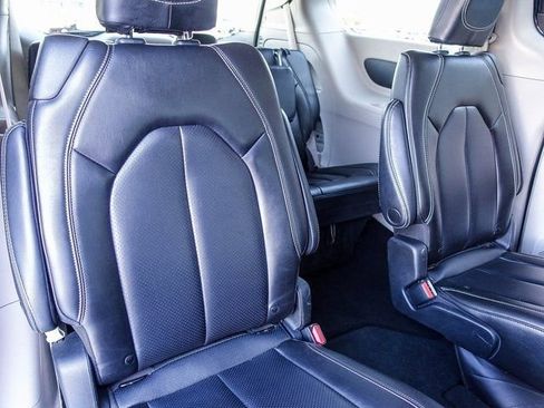 Used 2023 Chrysler Pacifica Touring-L image 33