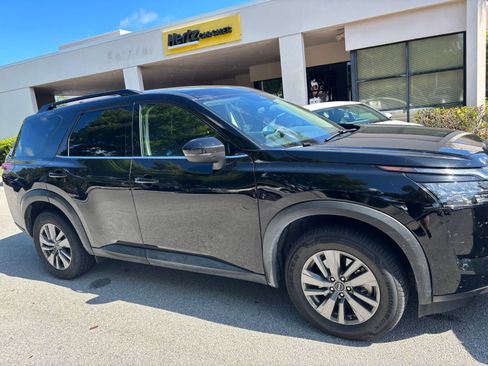 Used 2025 Nissan Pathfinder SV FWD image 3
