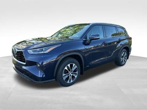 Used 2021 Toyota Highlander XLE AWD/4WD image 1