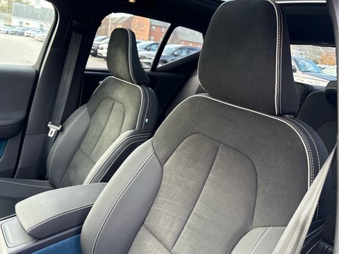 Used 2023 Volvo XC40 Recharge Plus image 11