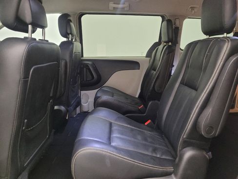 Used 2015 Chrysler Town & Country Touring image 18