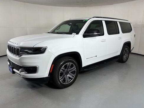 Used 2024 Jeep Wagoneer L Series II w/ Flexible Seating Group RWD image 4