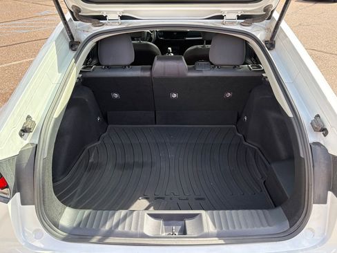 Used 2023 Toyota Prius LE FWD image 5