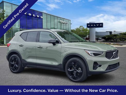 Certified 2025 Volvo XC40 B5 Plus AWD/4WD image 1