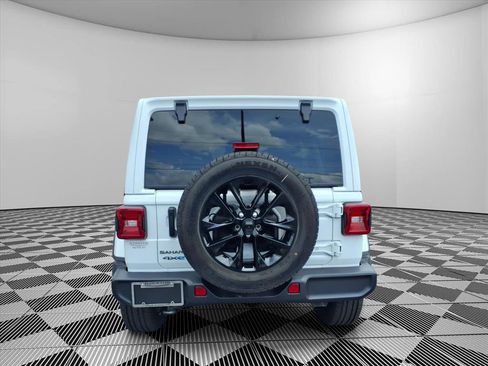 Used 2025 Jeep Wrangler Unlimited Sahara AWD/4WD image 26