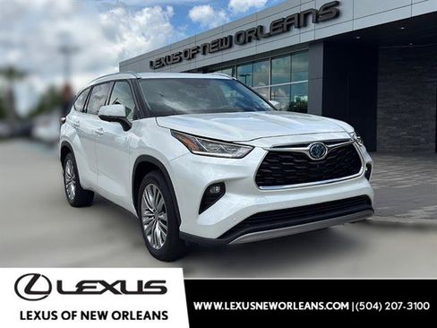 Used 2024 Toyota Highlander Platinum FWD image 1
