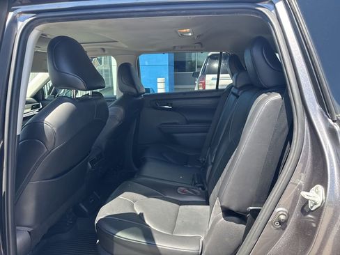 Used 2021 Toyota Highlander XLE FWD image 20
