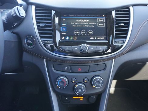 Used 2022 Chevrolet Trax LT w/ LT Convenience Package image 8