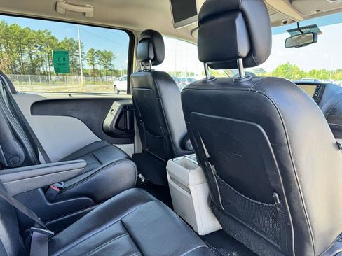 Used 2015 Chrysler Town & Country Touring w/ Driver Convenience Group image 16