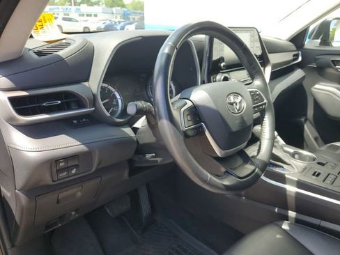 Used 2022 Toyota Highlander XLE AWD/4WD image 8