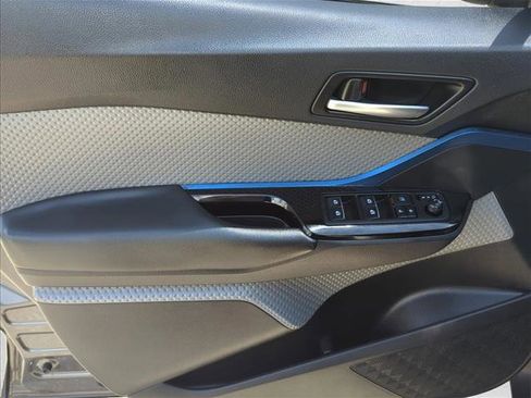 Used 2019 Toyota C-HR XLE FWD image 10