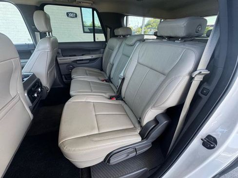 Used 2018 Ford Expedition Max XLT w/ Equipment Group 202A AWD/4WD image 11