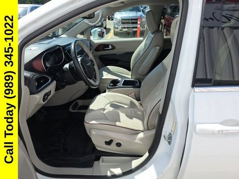 Used 2020 Chrysler Pacifica Limited FWD image 2