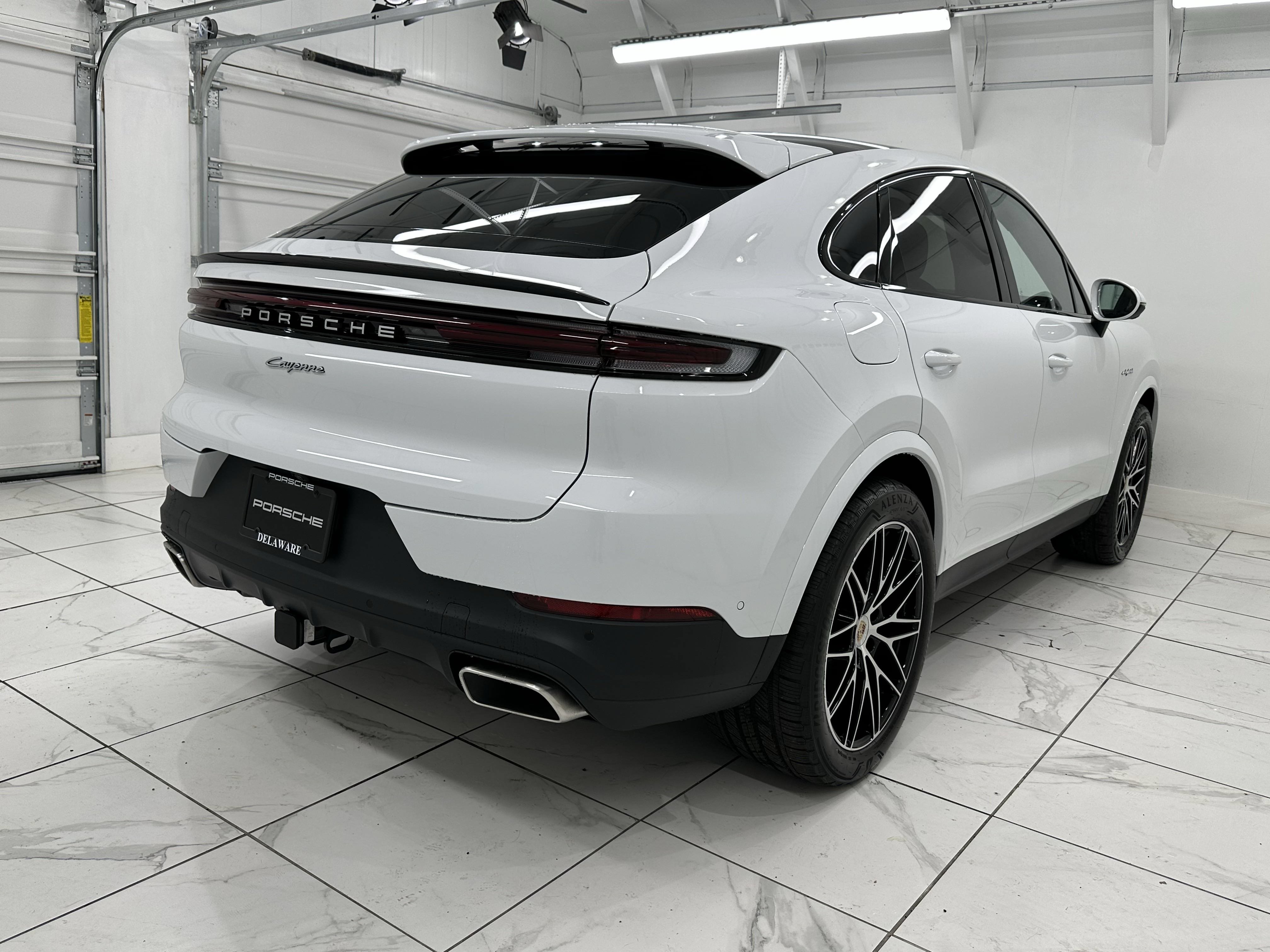 Used 2025 Porsche Cayenne E-Hybrid Coupe AWD/4WD image 12