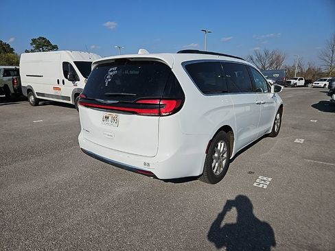 Used 2022 Chrysler Pacifica Touring-L FWD image 7