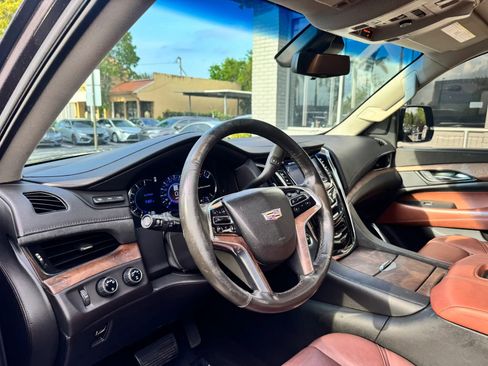 Used 2017 Cadillac Escalade ESV Premium Luxury AWD/4WD image 17