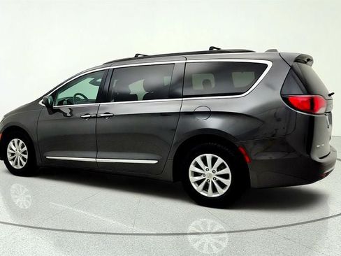 Used 2017 Chrysler Pacifica Touring-L FWD image 7