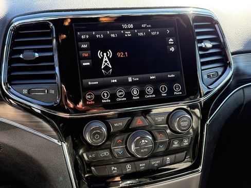 Used 2019 Jeep Grand Cherokee Limited image 21