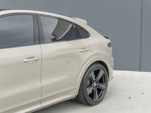 Used 2025 Porsche Cayenne GTS AWD/4WD image 25