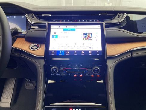 New 2025 Jeep Grand Cherokee Summit image 15