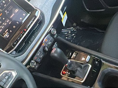 New 2025 Jeep Compass Latitude image 25