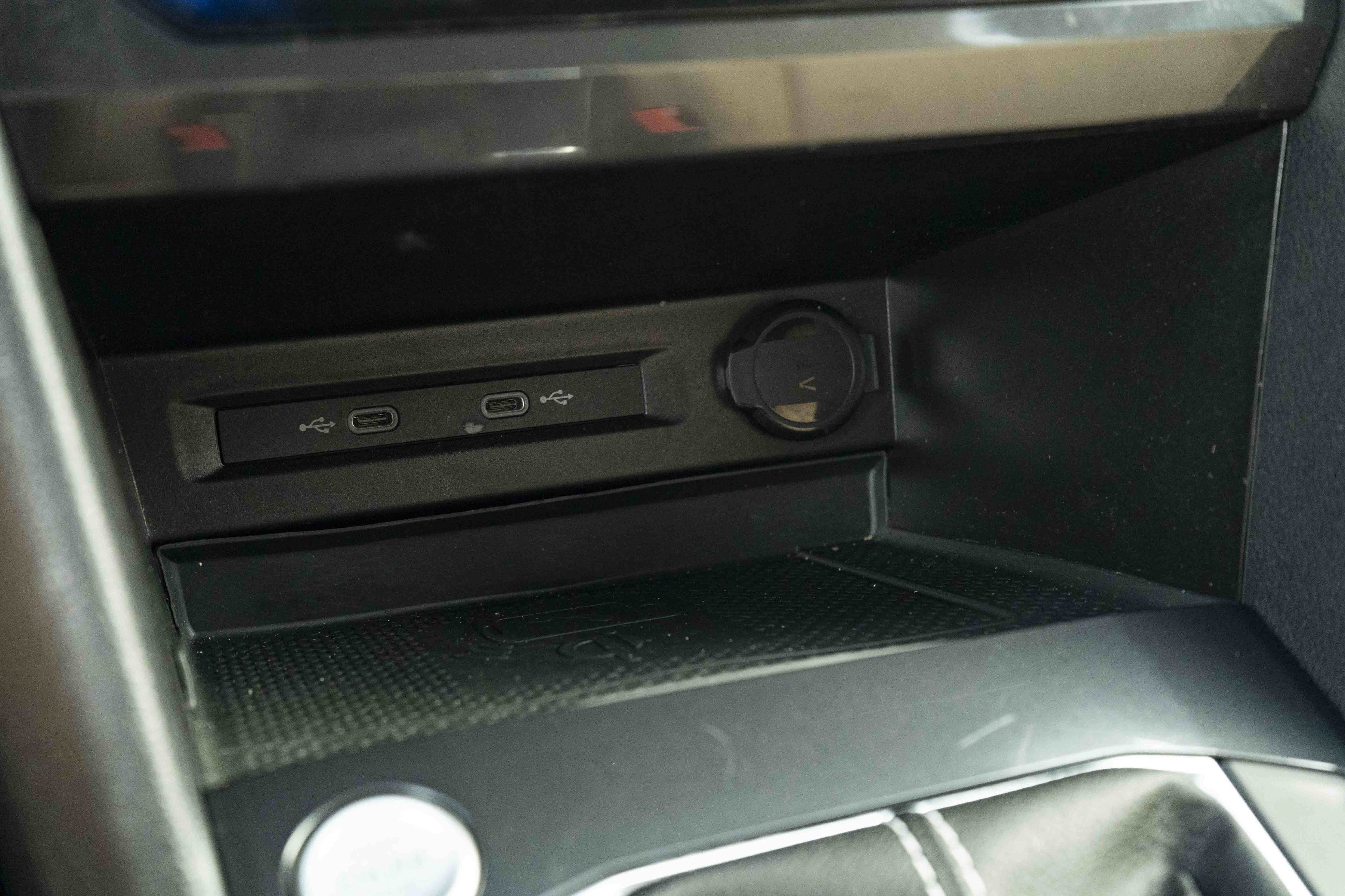 Certified 2022 Volkswagen Tiguan SE R-Line FWD image 29