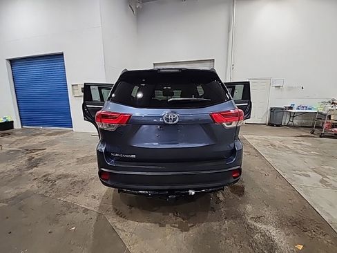 Used 2017 Toyota Highlander LE FWD image 30