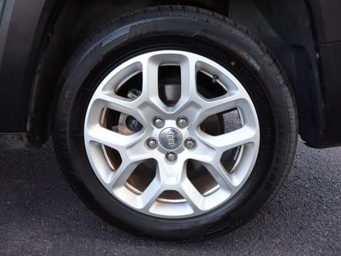 Used 2018 Jeep Renegade Latitude FWD image 41