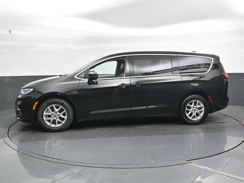 Used 2024 Chrysler Pacifica Touring-L FWD image 8