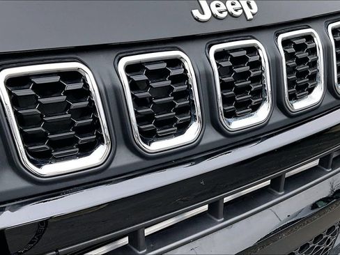 Used 2025 Jeep Compass Sport image 28