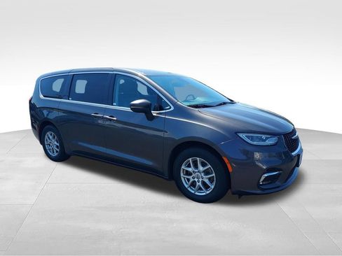 Used 2023 Chrysler Pacifica Touring-L FWD image 7