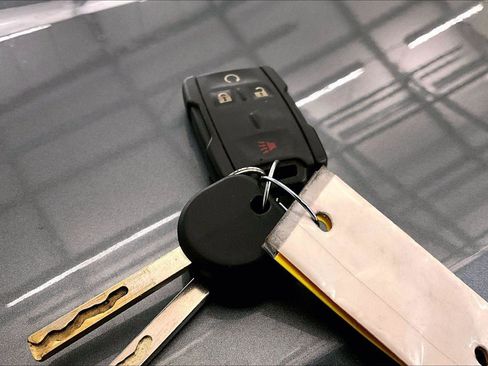 Used 2022 Chevrolet Colorado LT w/ LT Convenience Package image 9