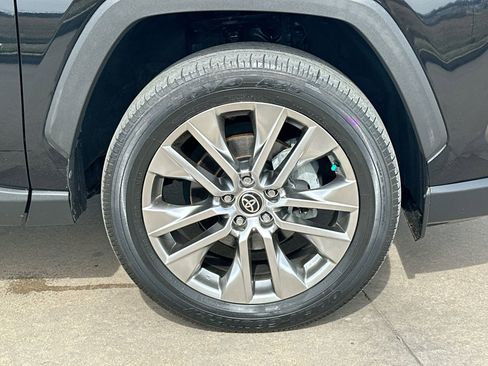 Used 2021 Toyota RAV4 XLE Premium image 10