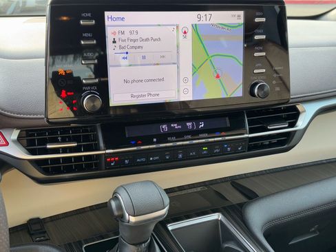 Used 2021 Toyota Sienna Platinum image 25