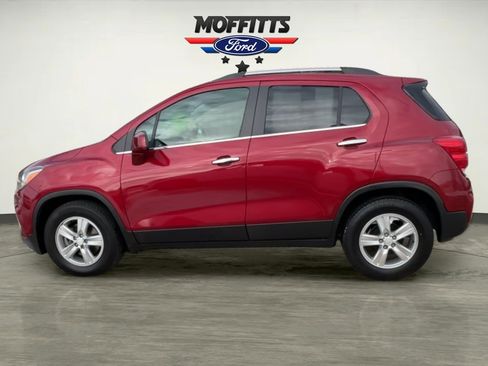 Used 2020 Chevrolet Trax LT w/ LT Convenience Package image 2