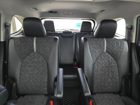 Used 2024 Toyota Highlander XLE image 38